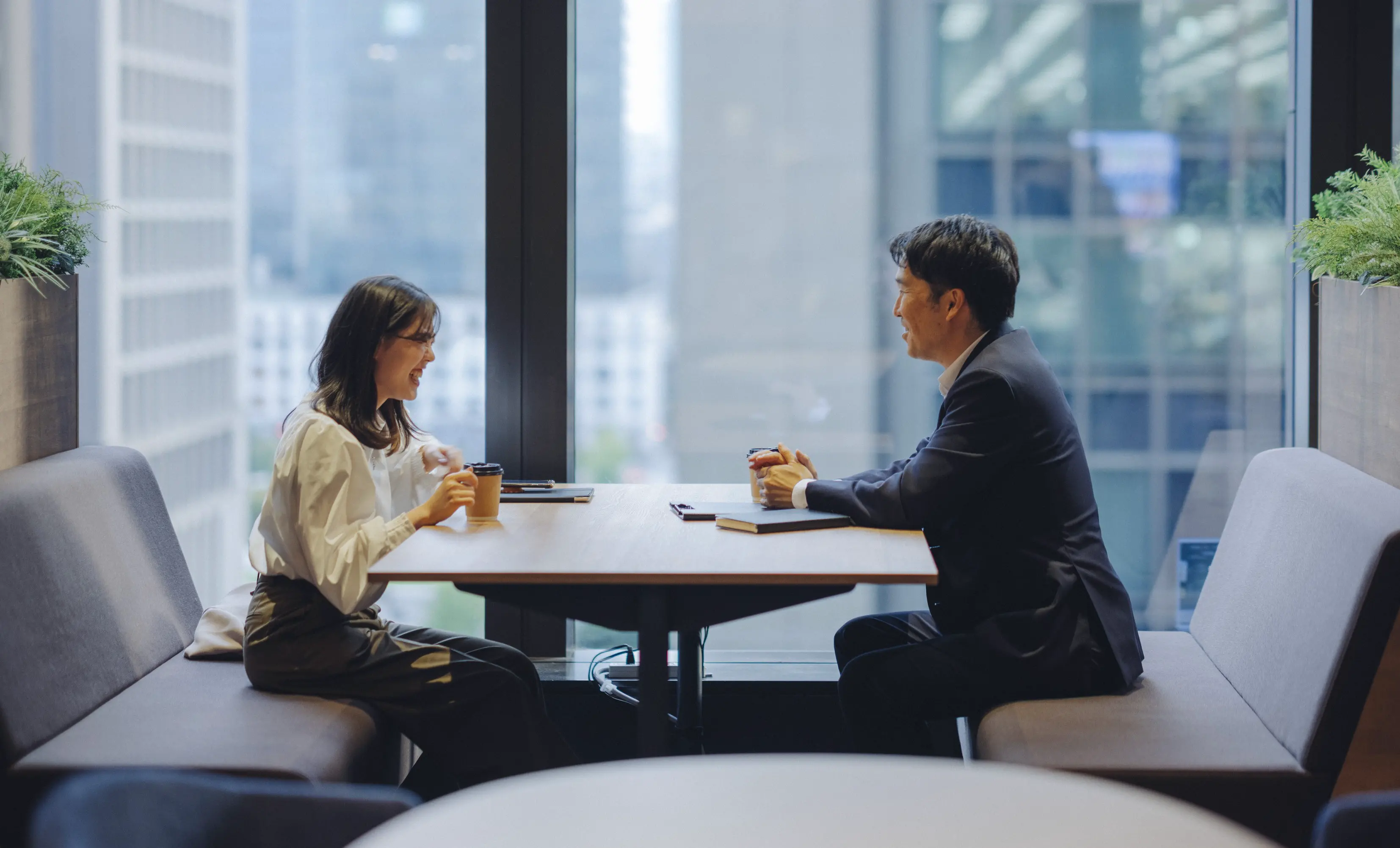 会話する男女の社員