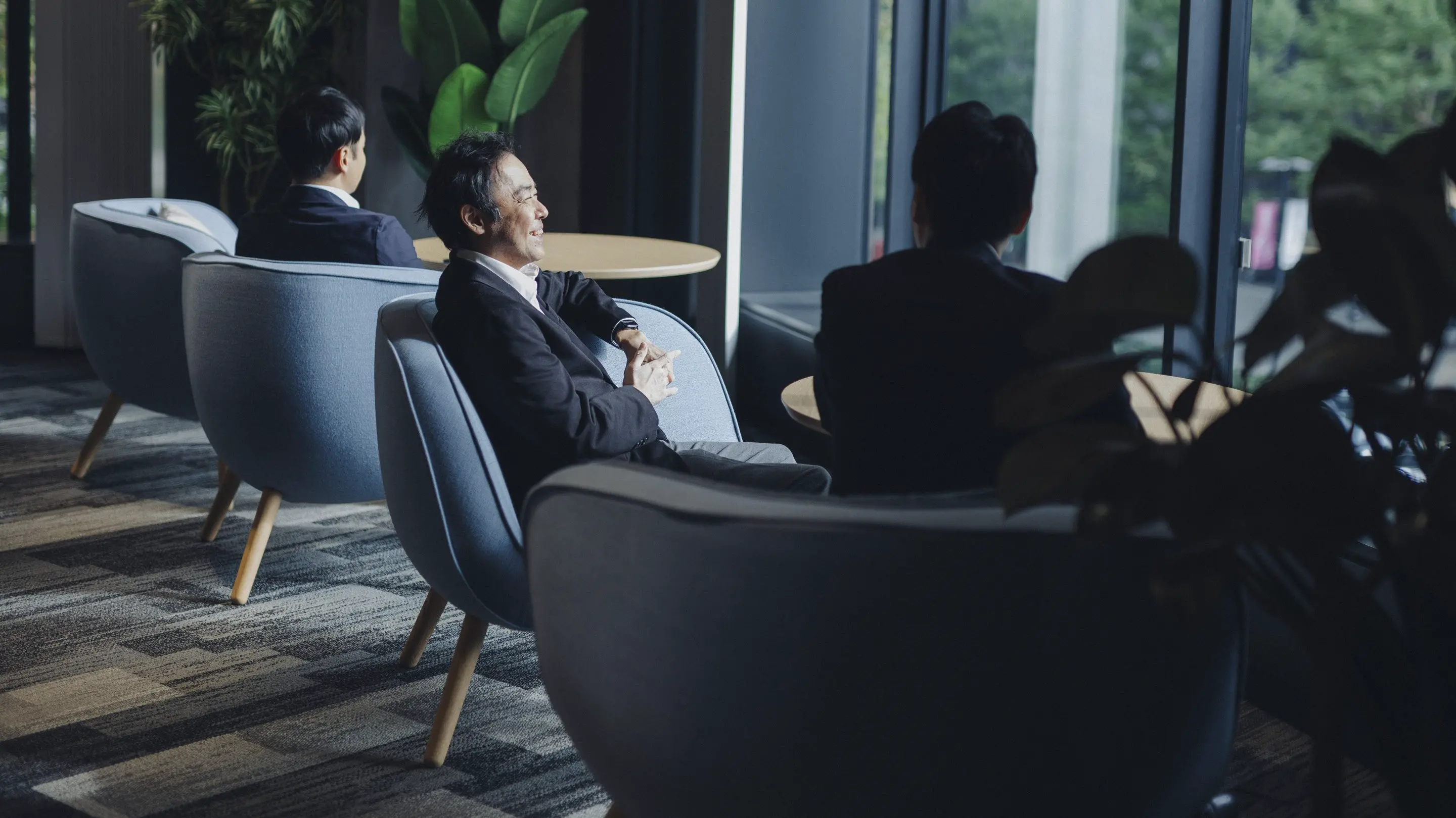 座っている男性社員