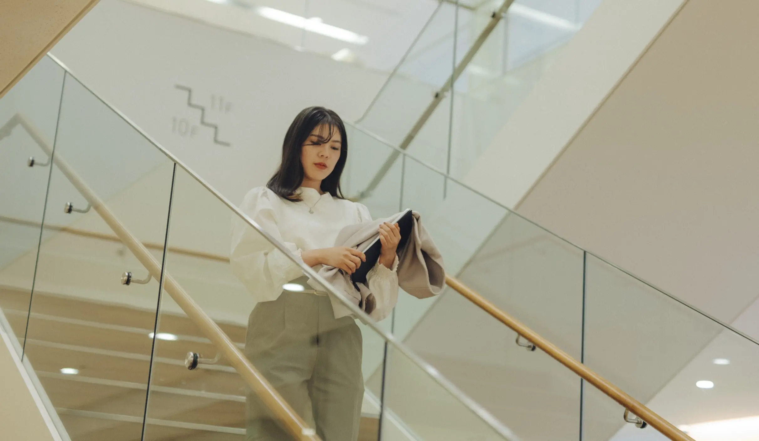 会談を降りる女性社員