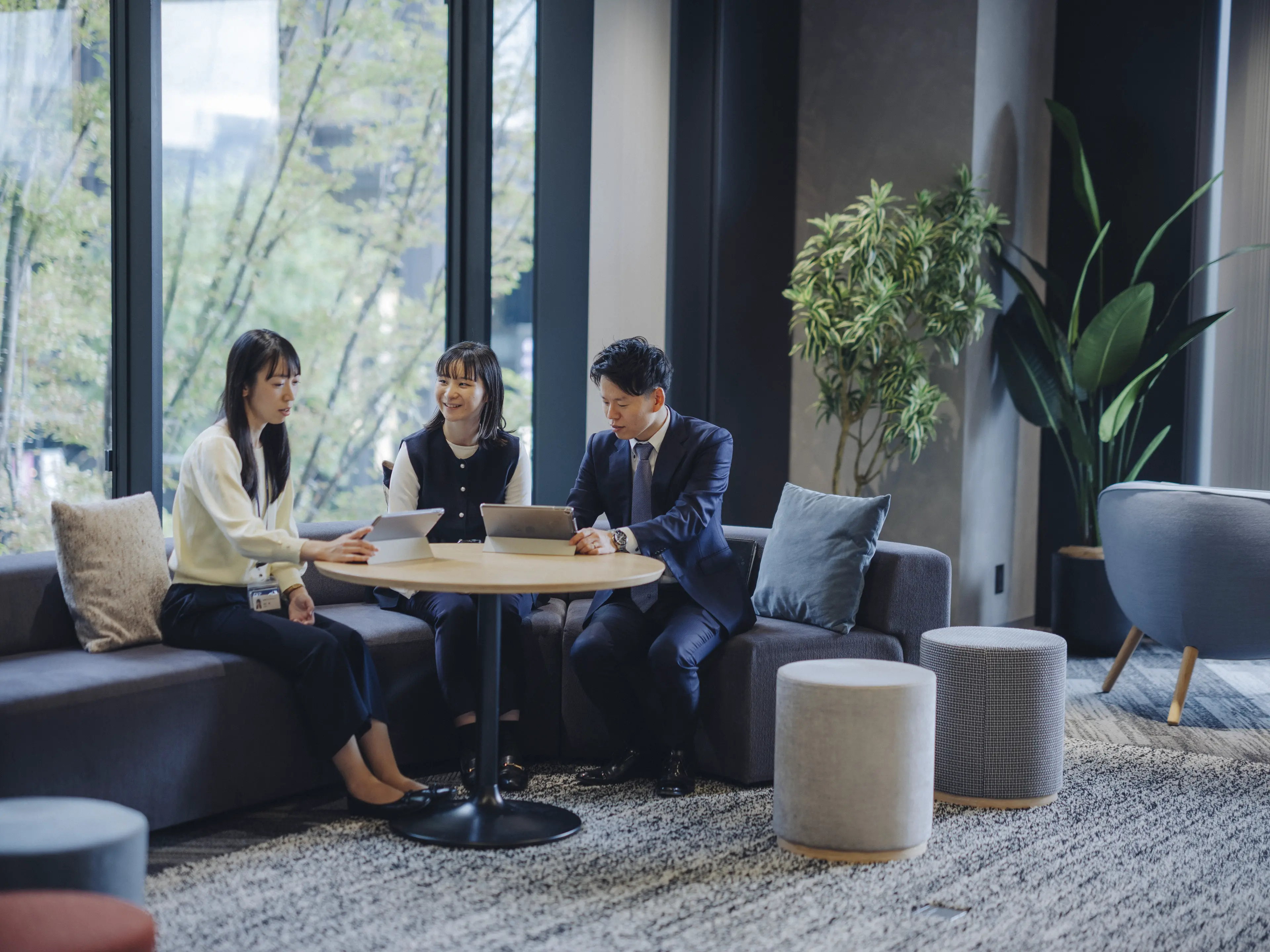 ミーティング中の社員